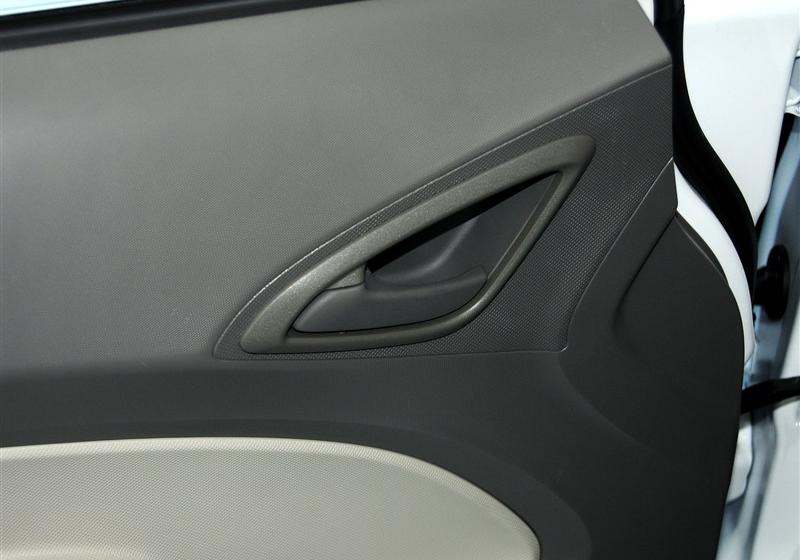 2013款 两厢 1.2L EMT理想版