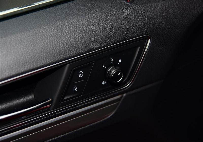 2015款 1.6L 自动豪华版