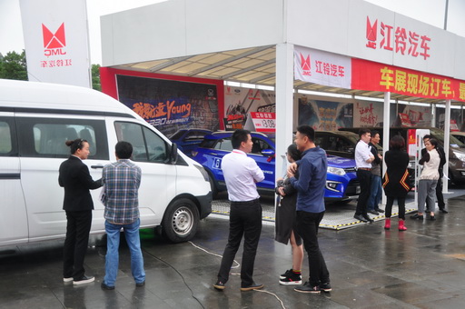 客户在江铃汽车展位看车。.JPG