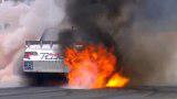 后胎冒火 丰田NASCAR赛车玩暴力烧胎
